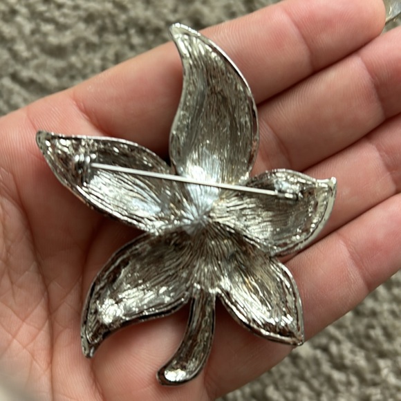 Flower Pin With Pearl - Picture 3 of 3
